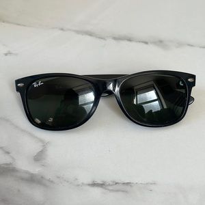 RayBan New Wayfarer Shiny Black with Green Classic Lens